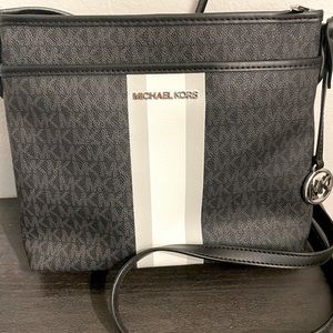 Michael Kors Bedford Crossbody bag! Great Condition!!